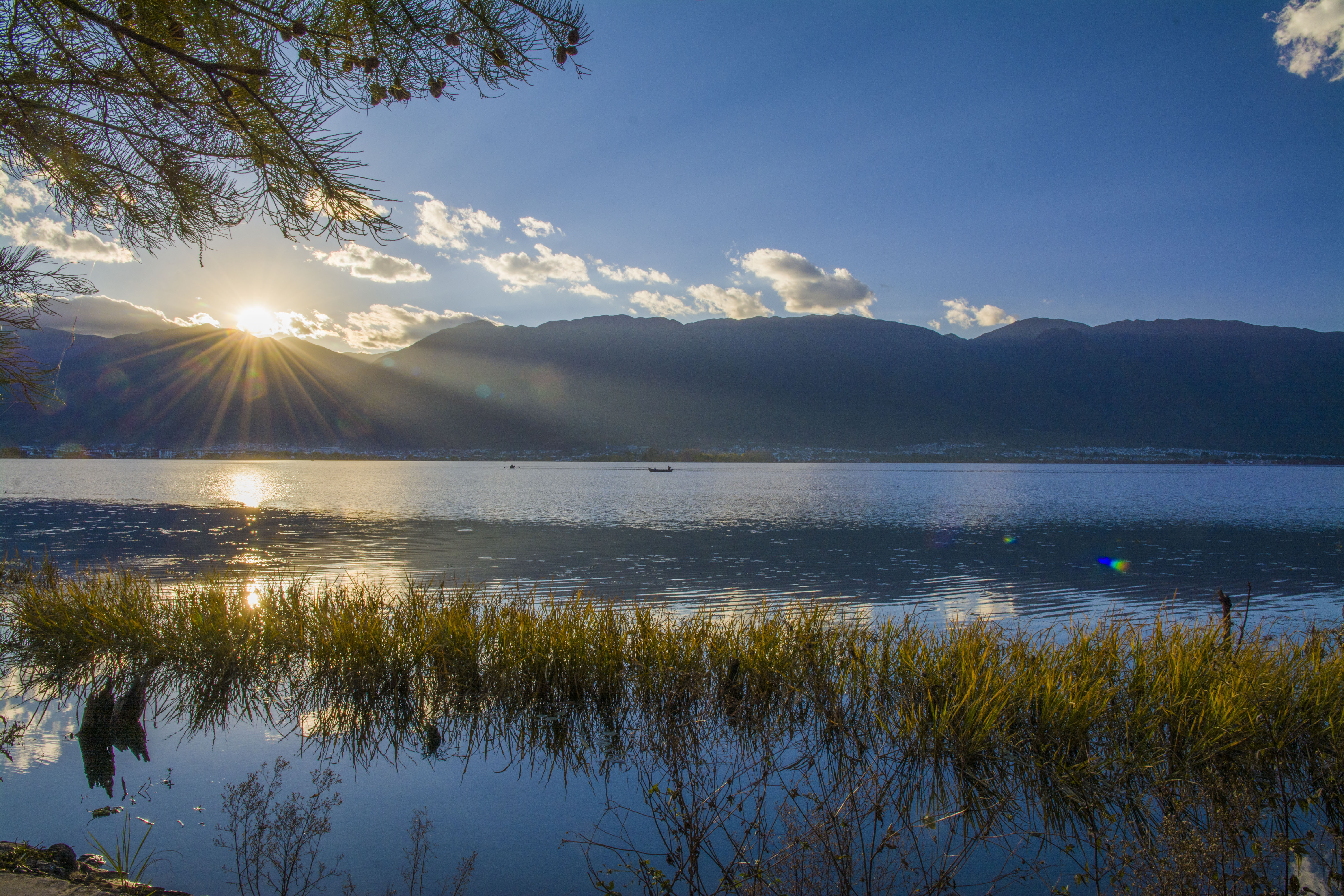 云南高山湖泊众多.风景如画.仅此小片介绍云南风光.