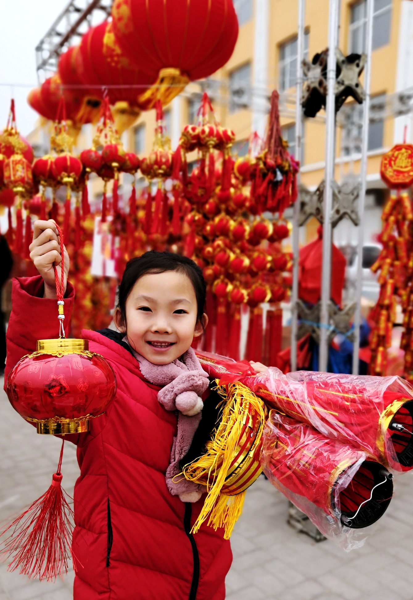买灯笼迎新春