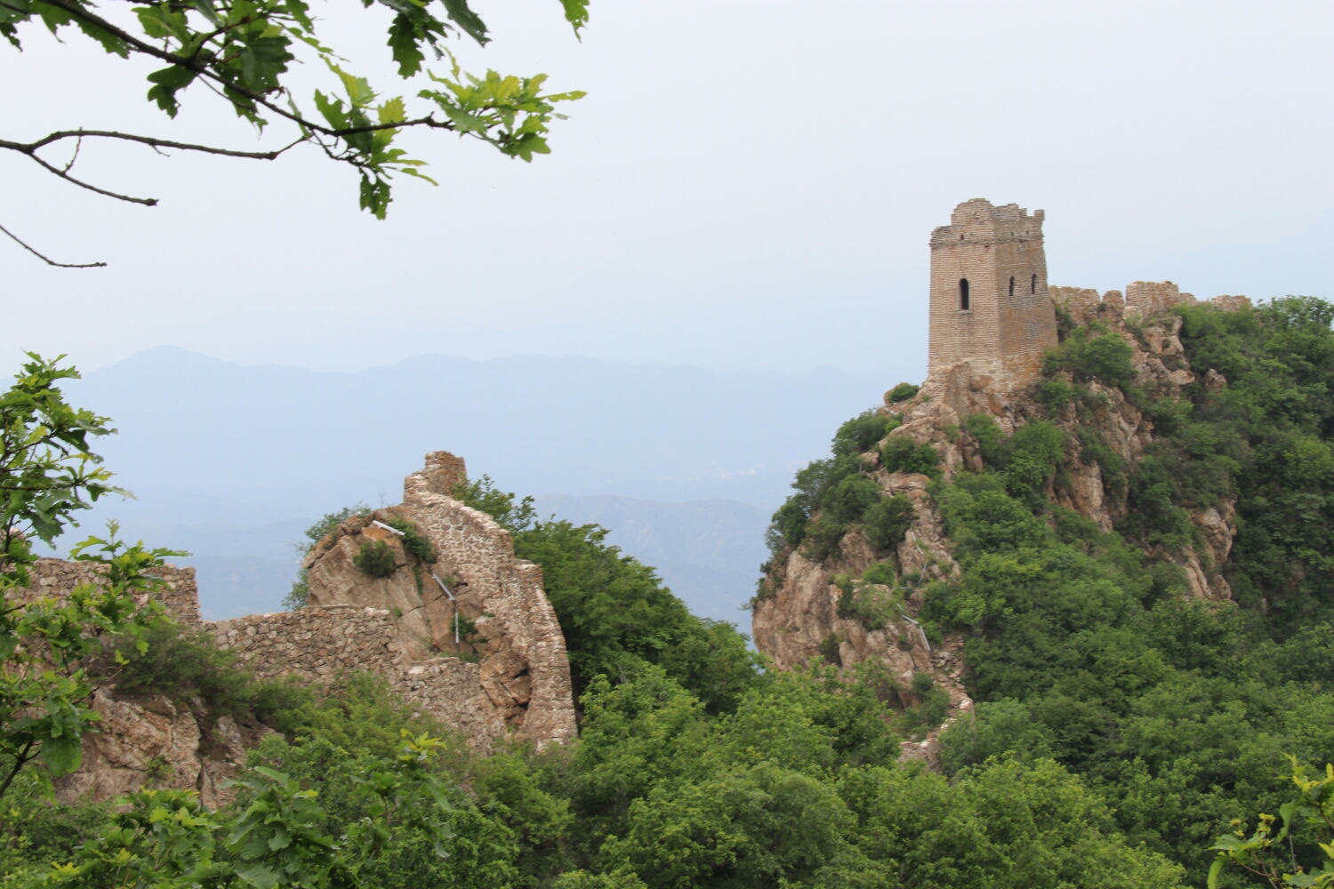 司马台长城的最高处为"仙女楼",需登"天梯"而上