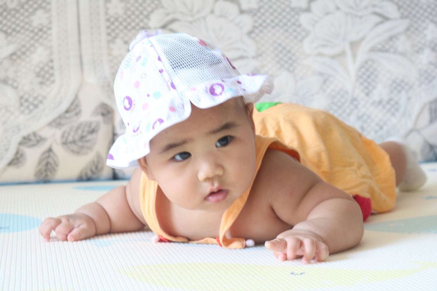 张子墨今天五个月了,拍一组照片做为她成长的回忆.