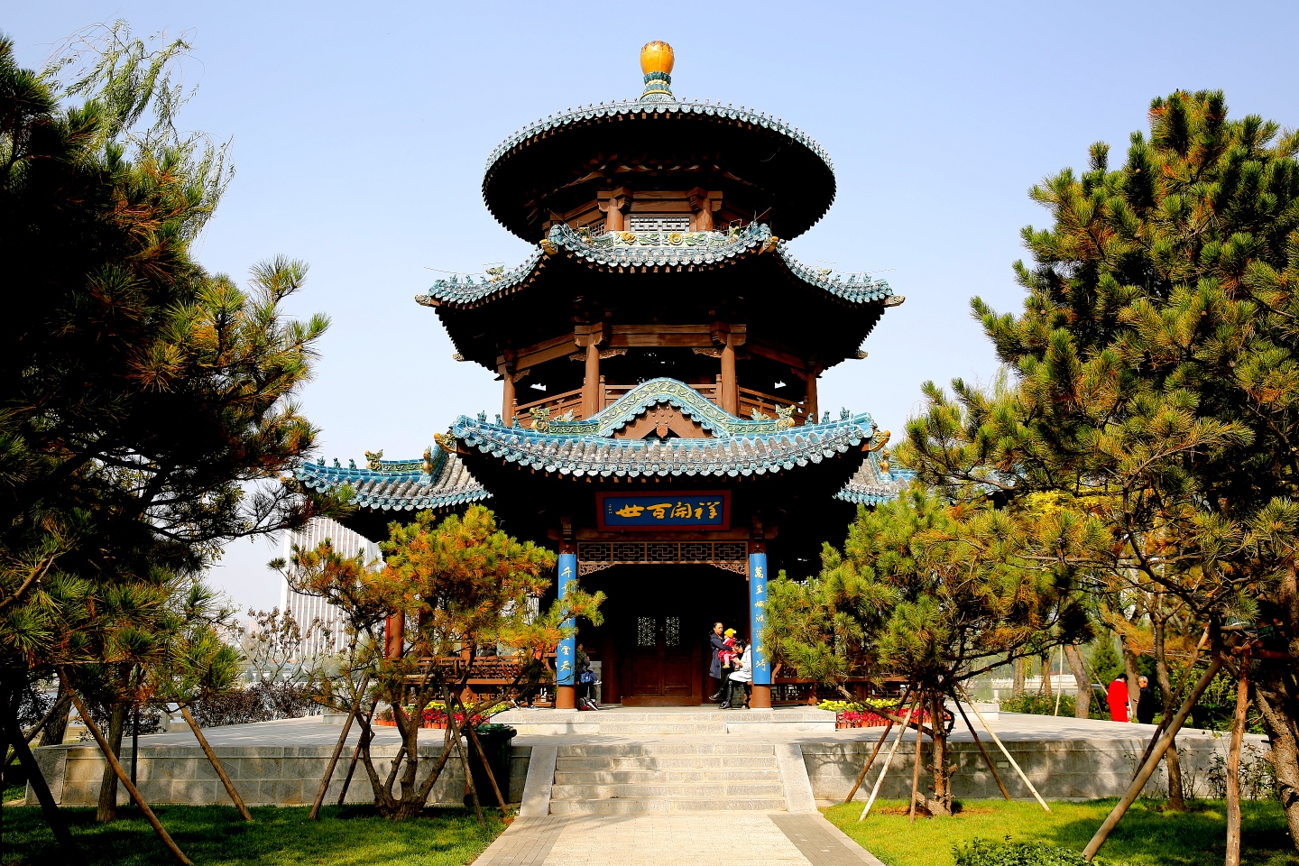 太原迎泽公园风景秀丽,气候宜人,是太原人休闲娱乐活动的最佳场所.