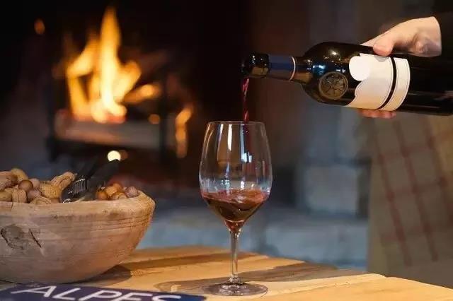 如果有一杯酒,  能让我2018年的一切顺利,  那么我再干为敬.