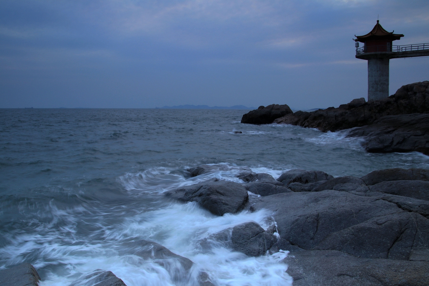 《麦岛的拍摄者踏礁逐浪涛头立 纵横自如弄潮儿》canon eos 80d试机