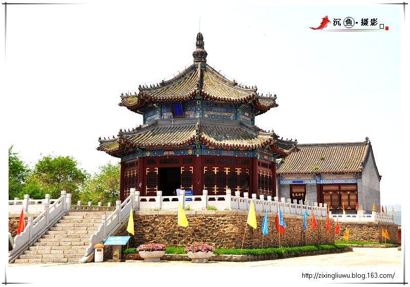 在抚顺新宾赫图阿拉城参观合影留念