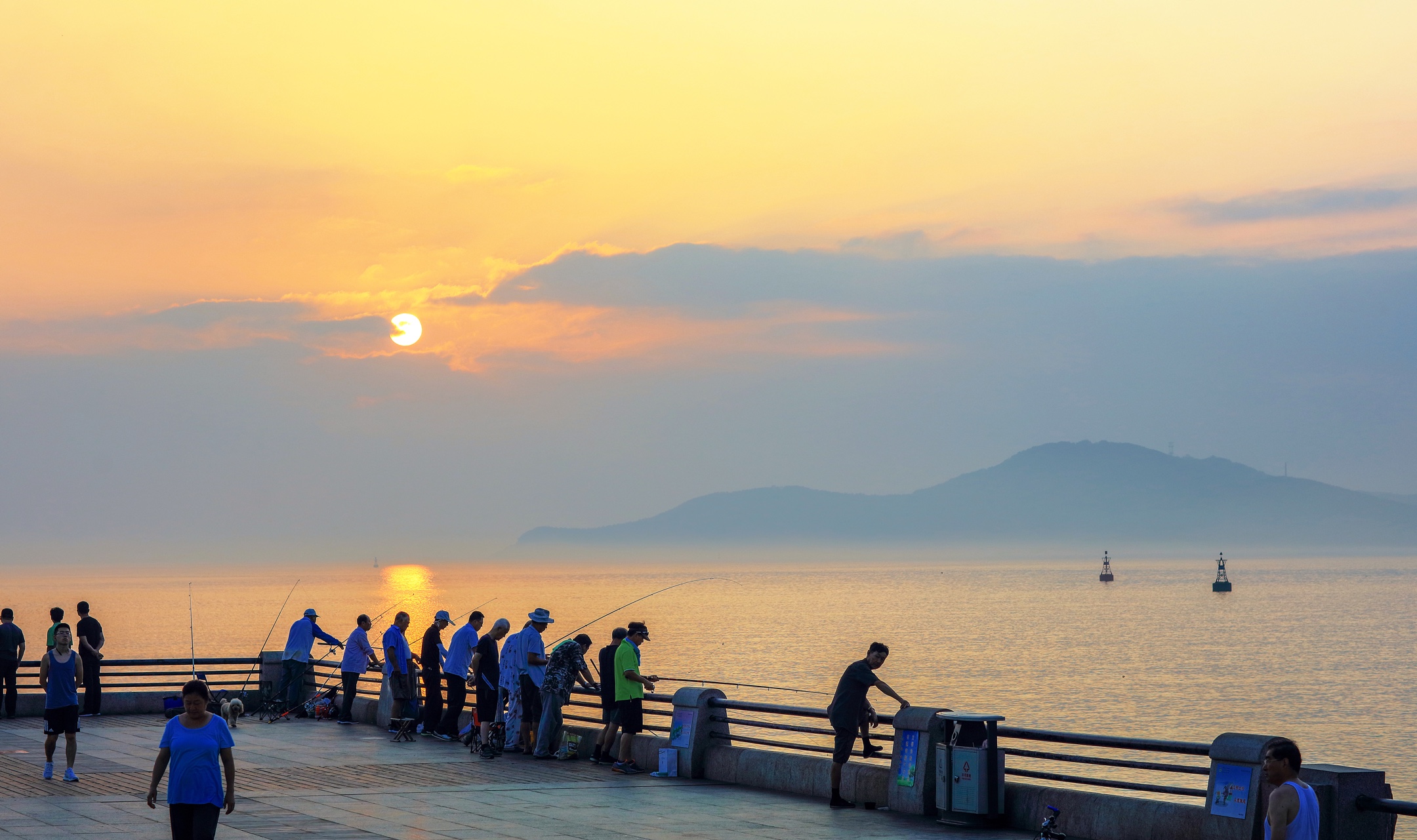 夏日酷暑时 海边好纳凉
