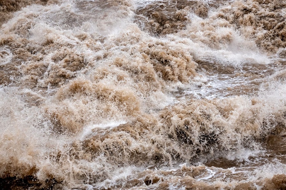 之水 平静地由天际滚滚而来 在三十米狭窄的壶口处 汇聚成厚重的浊流