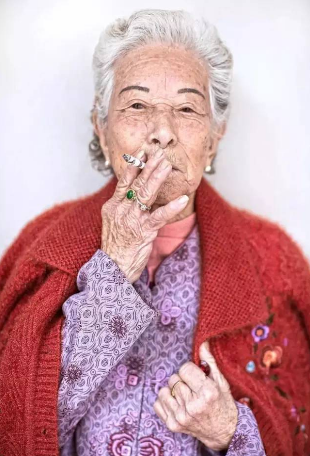 85岁的中国老太抽烟纹眉,活得让无数女人羡慕!